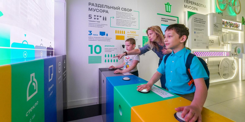 Выставки, конкурсы и мастер-классы как юных москвичей знакомят с работой городских служб.jpg