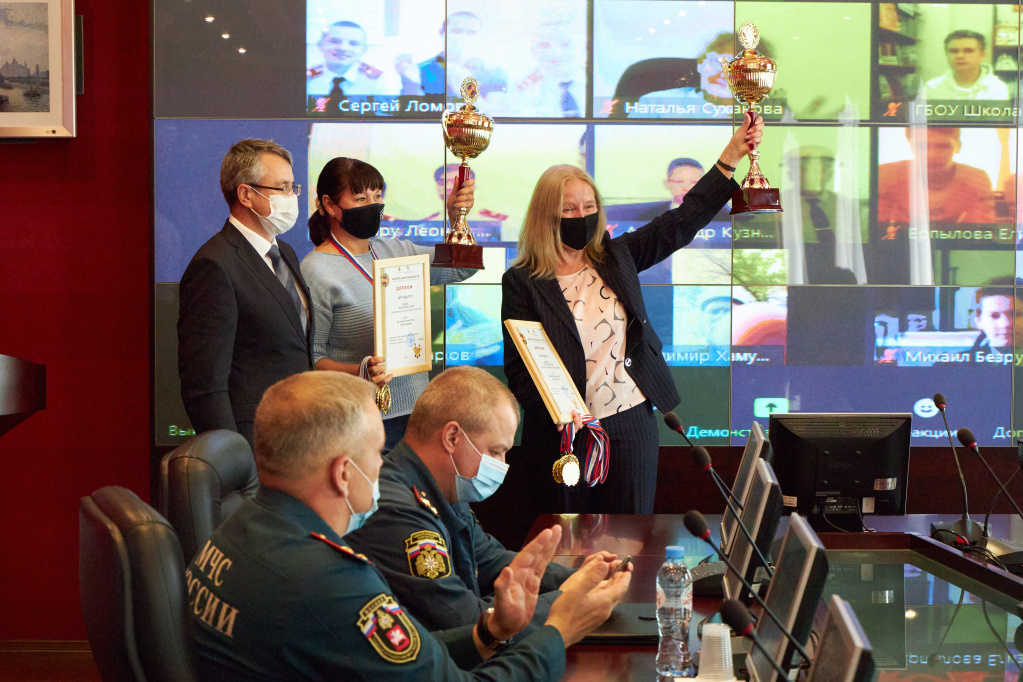 В Москве наградили победителей соревнований «Школа безопасности».jpg